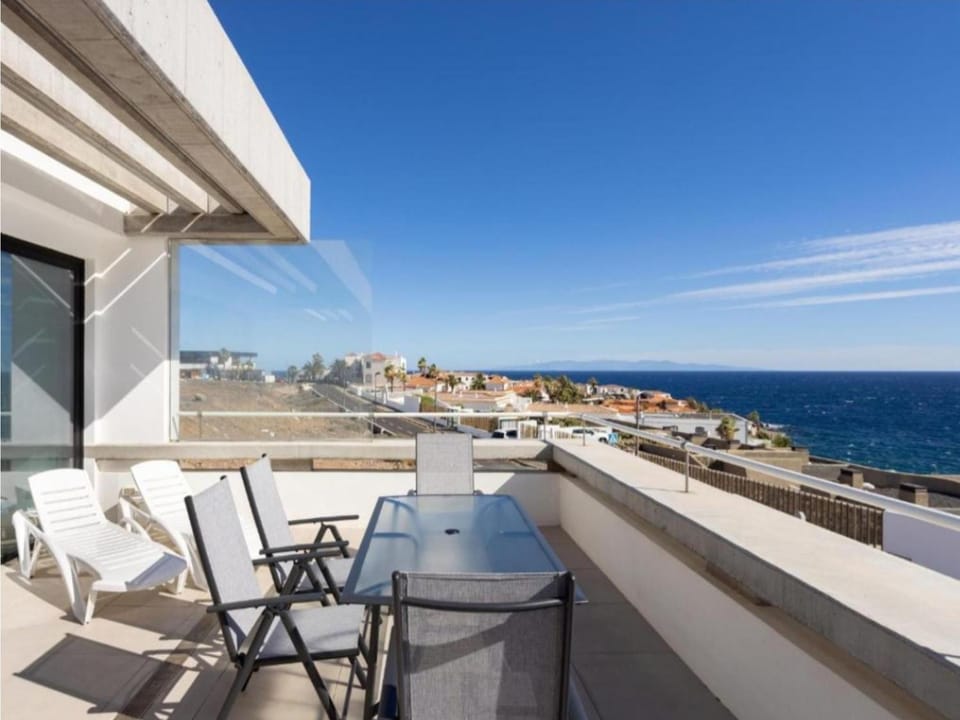 View (from property/room), Balcony/Terrace, Dining area, City view, Sea view, sunbed