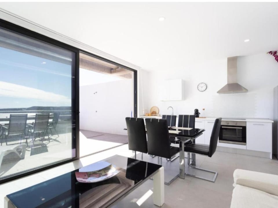 Kitchen or kitchenette, Dining area, oven
