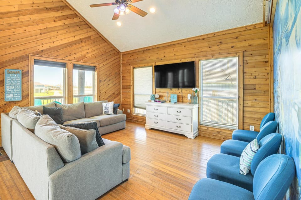 3 Blocks to Beach: Getaway on Bolivar Peninsula! House in Bolivar Peninsula