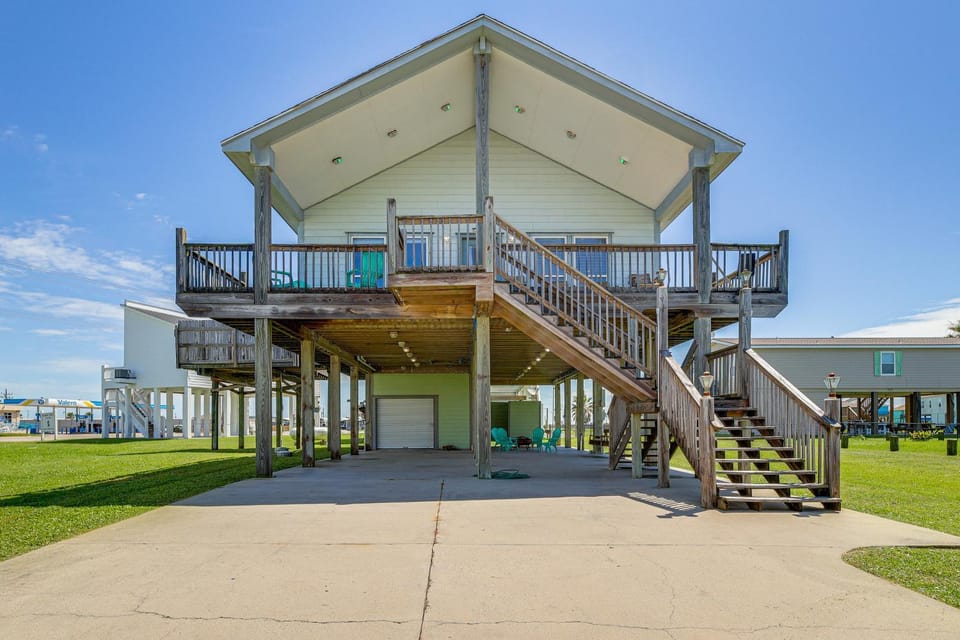3 Blocks to Beach: Getaway on Bolivar Peninsula! House in Bolivar Peninsula