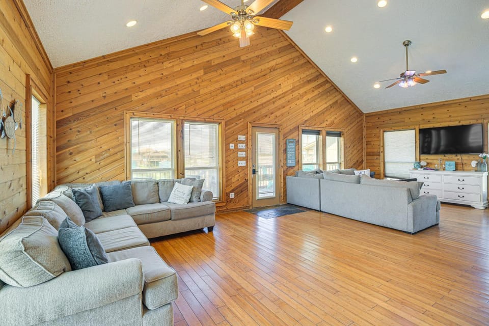 3 Blocks to Beach: Getaway on Bolivar Peninsula! House in Bolivar Peninsula