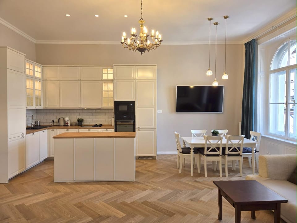 TV and multimedia, Kitchen or kitchenette, Dining area, stove