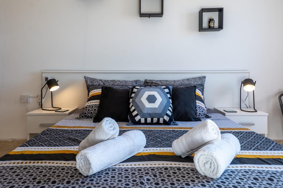 Bed, Photo of the whole room, Bedroom, towels