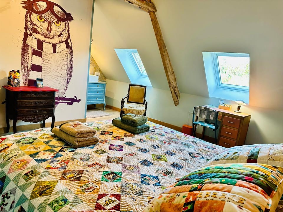 Photo of the whole room, Bedroom