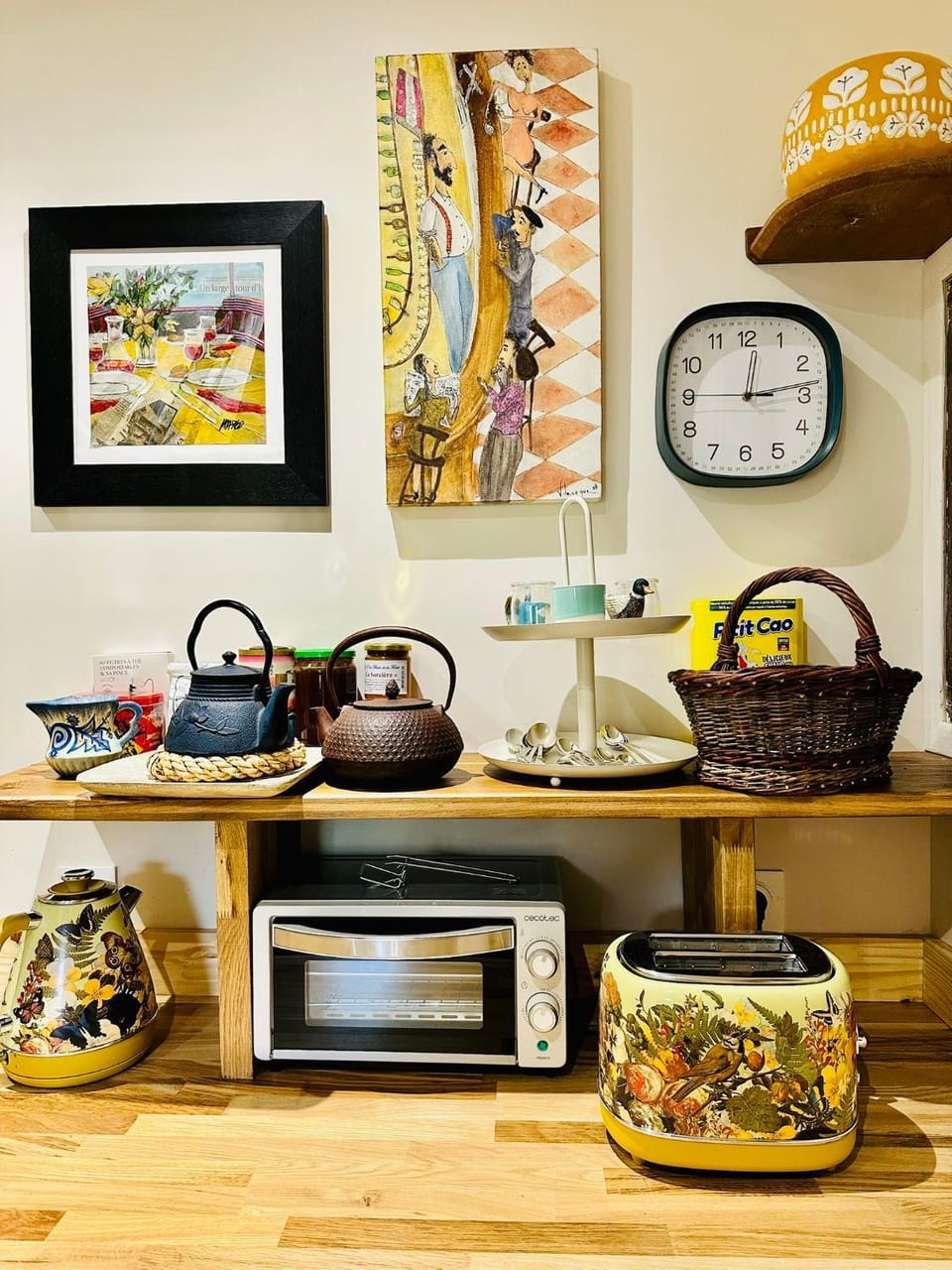 Kitchen or kitchenette, Food and drinks