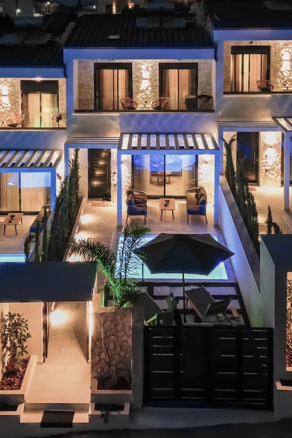 Property building, Facade/entrance, Garden, Swimming pool