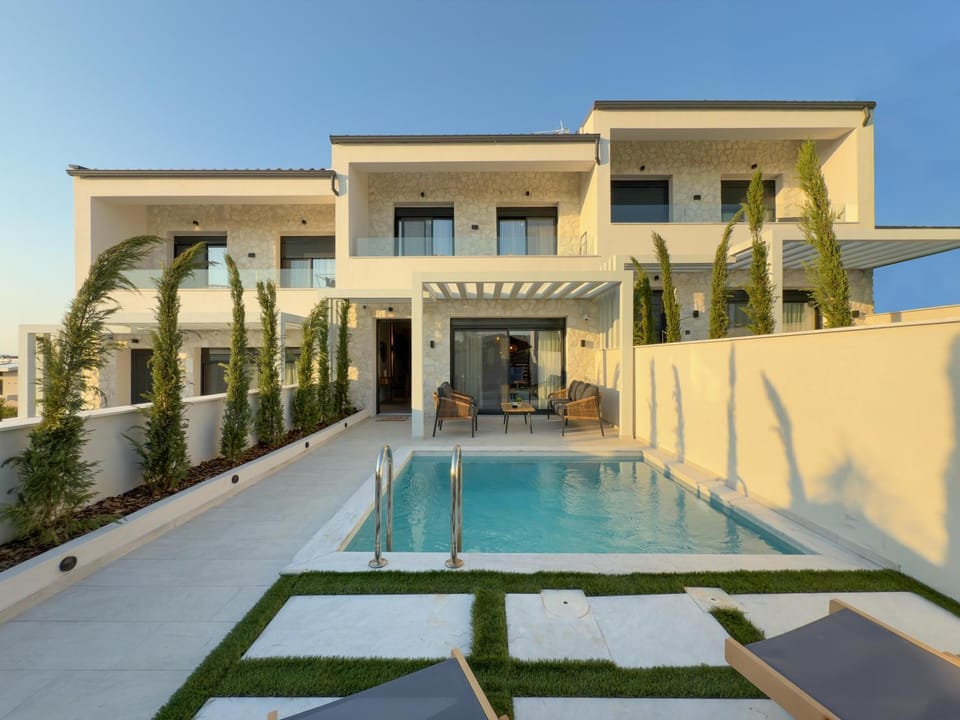 Property building, Facade/entrance, Garden, Swimming pool, sunbed