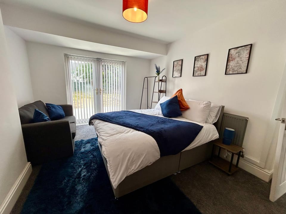 Spacious 4-Bed House Parking Ideal for Contractors House in Hull