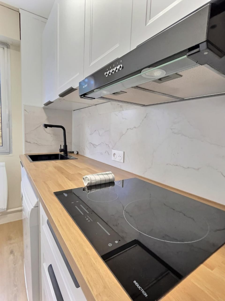 Kitchen or kitchenette, dishwasher, stove