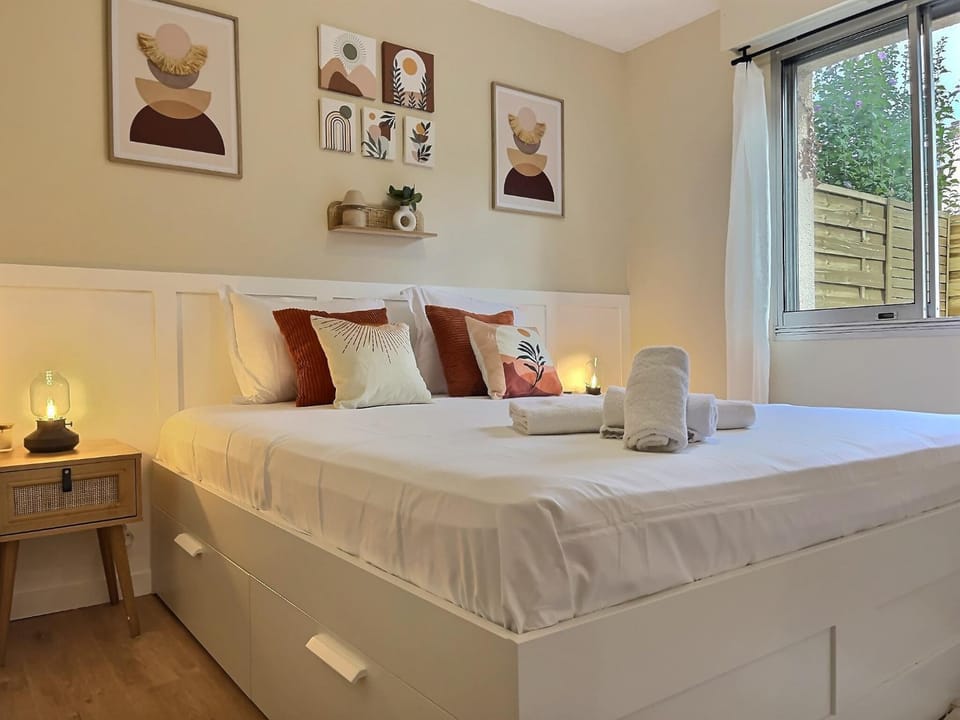 Bed, Photo of the whole room, Bedroom