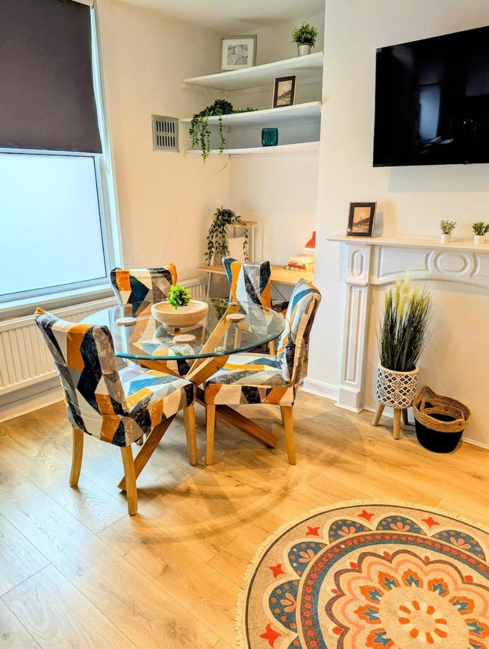 Stylish Townhouse - 8 Mins From Leeds - Free Fast WiFi - Free Parking Bed and Breakfast in Leeds