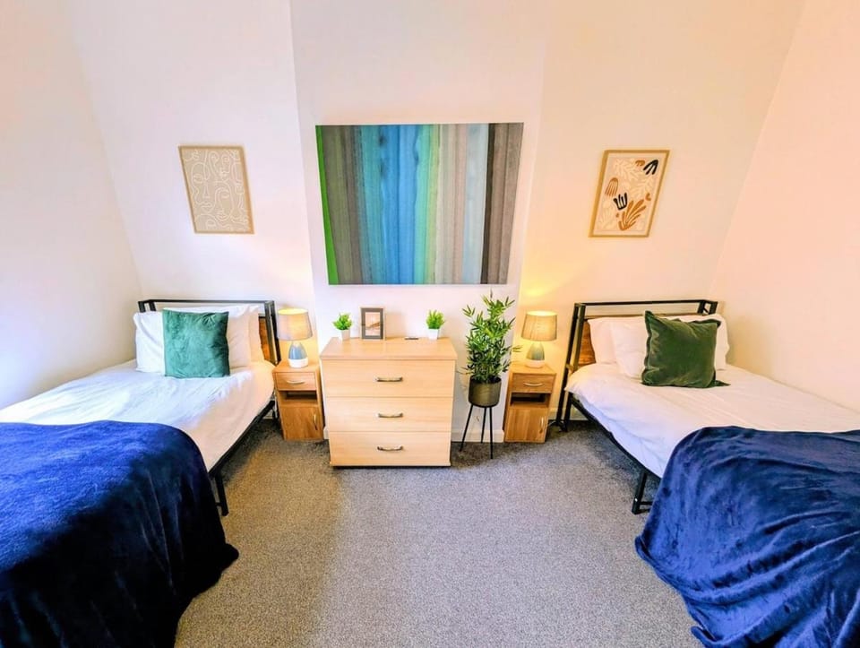 Stylish Townhouse - 8 Mins From Leeds - Free Fast WiFi - Free Parking Bed and Breakfast in Leeds