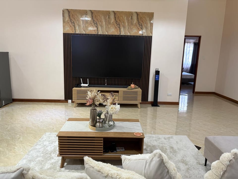 Communal lounge/ TV room, TV and multimedia, Living room, Seating area, Evening entertainment