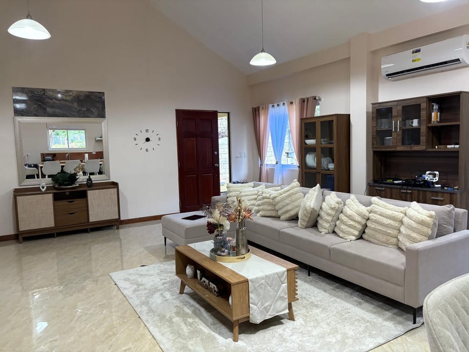 TV and multimedia, Living room, Seating area, air conditioner