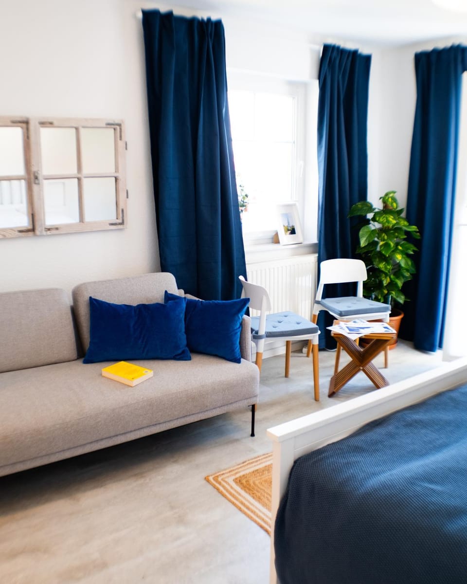 Bed, Photo of the whole room, Seating area