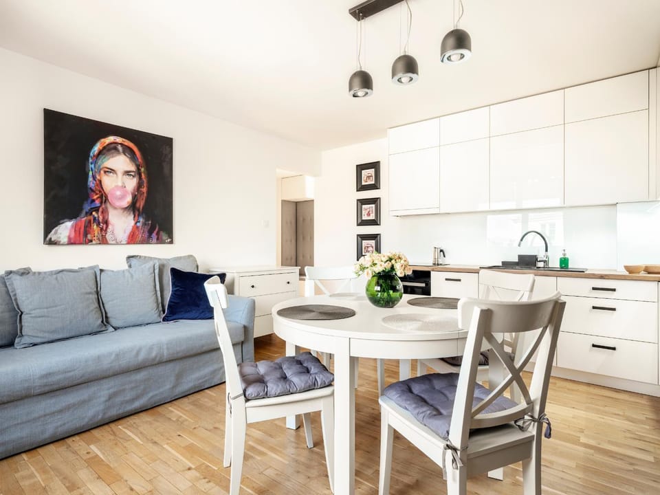 Day, Living room, Decorative detail, Dining area, internet, locker, kitchen