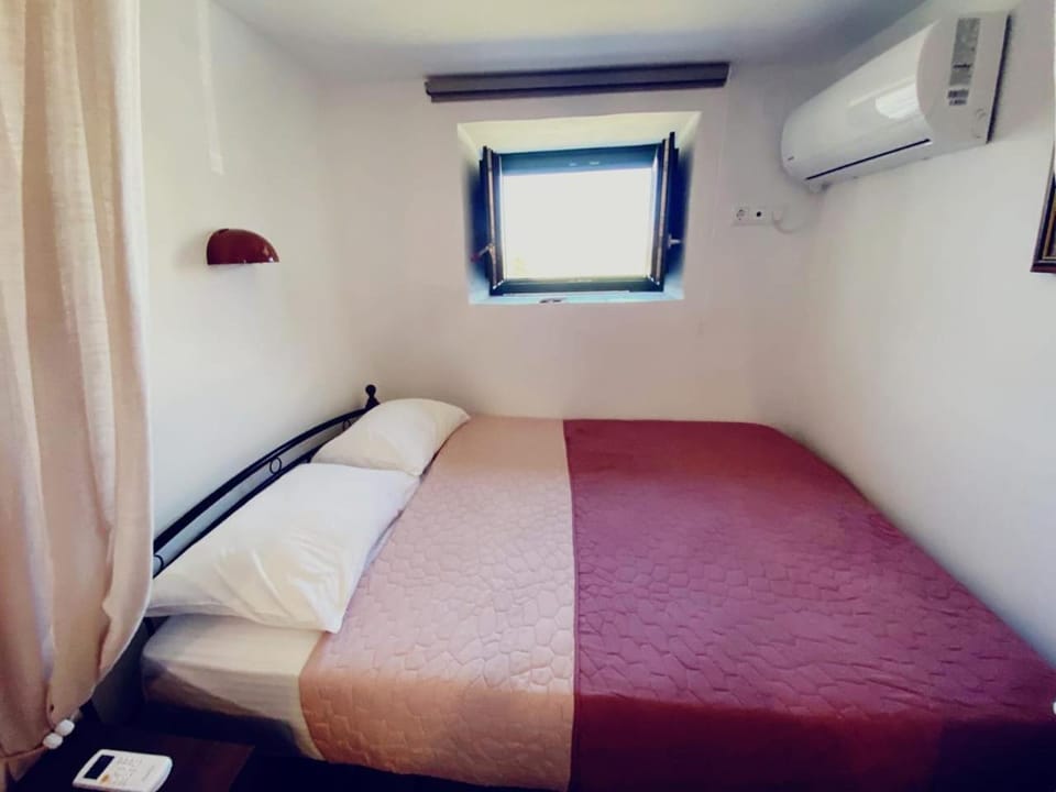 Bed, Bedroom, air conditioner