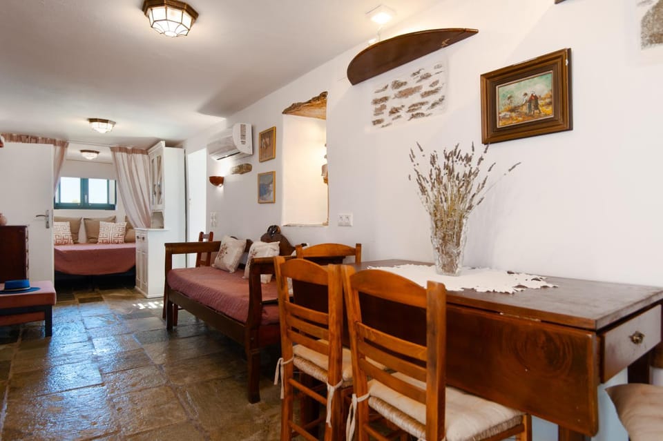 Bed, Living room, Photo of the whole room, Seating area, Dining area, Bedroom