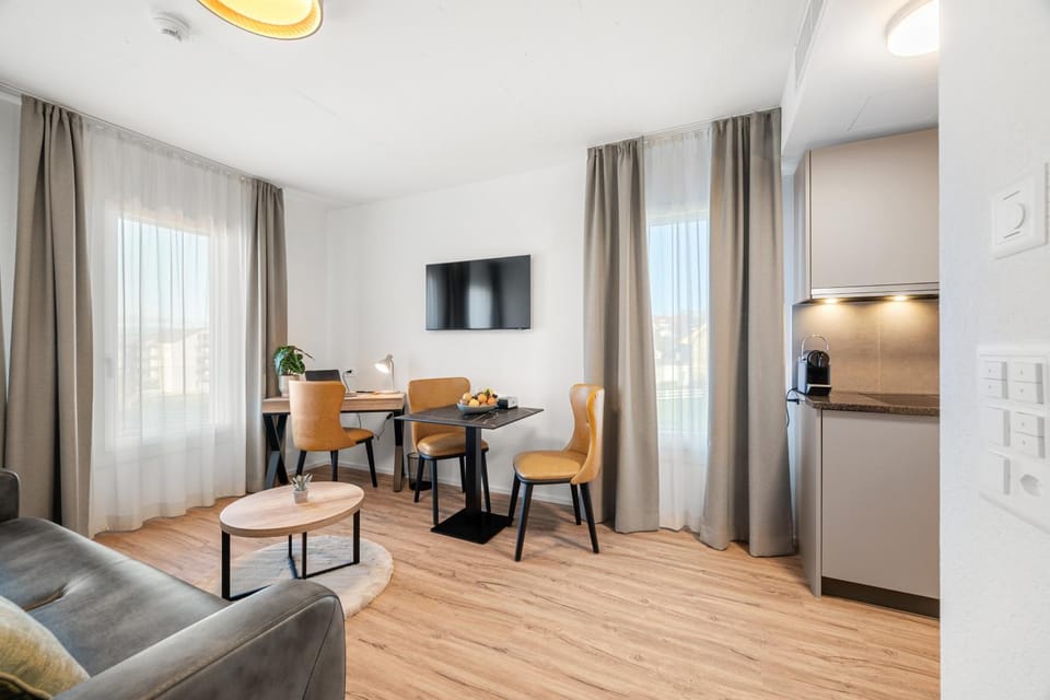 TV and multimedia, Seating area, Dining area