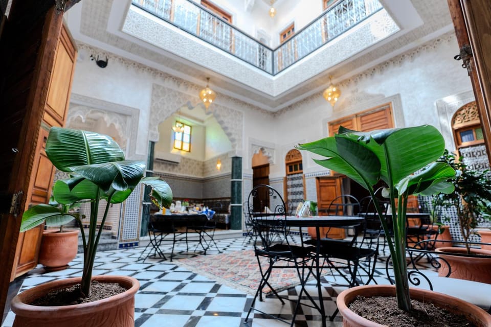 Property building, Restaurant/places to eat, Living room, Seating area, Breakfast, air conditioner