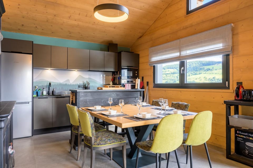 Property building, Kitchen or kitchenette, Living room
