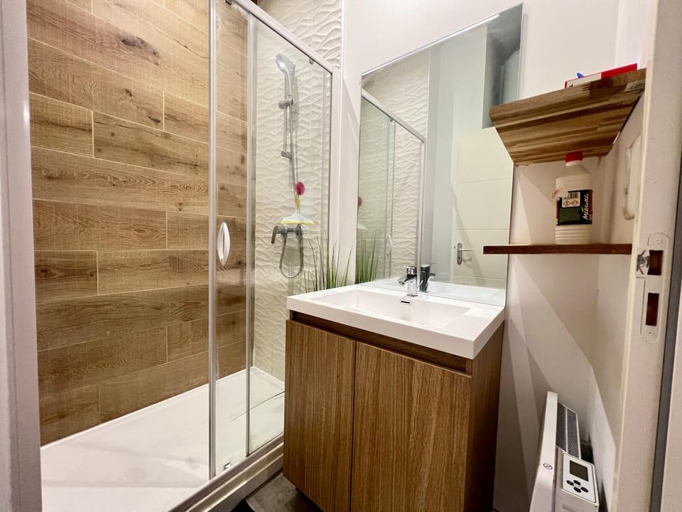 Shower, Bathroom, towels