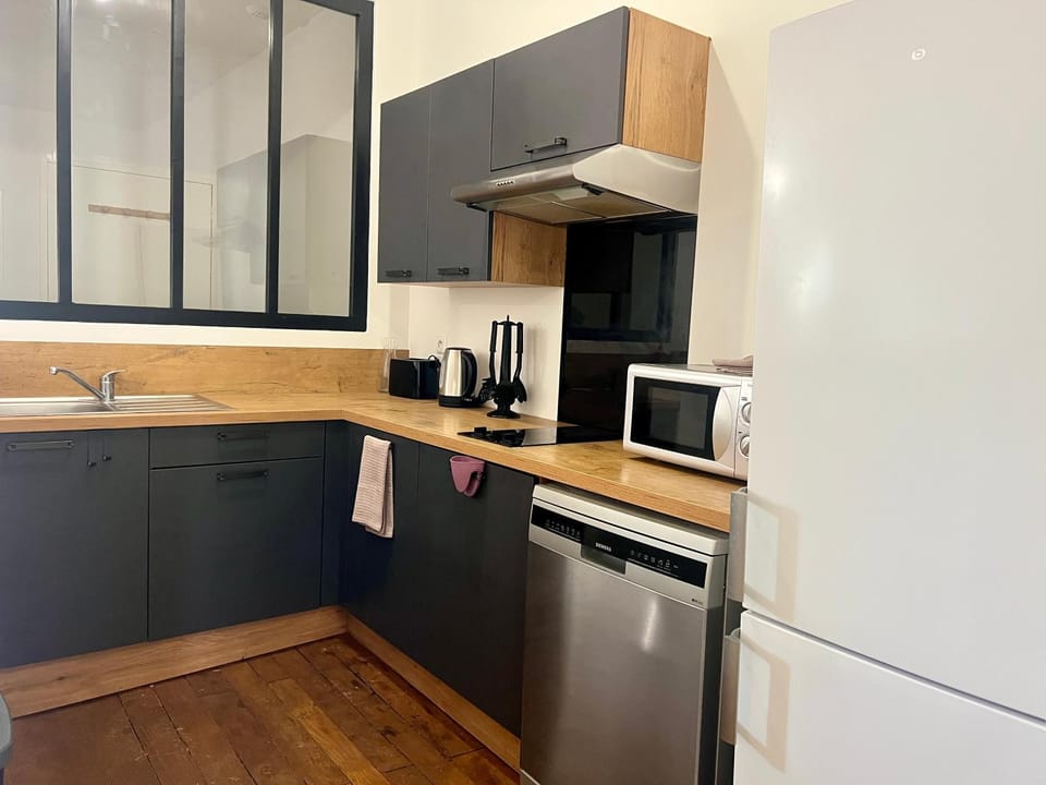 Kitchen or kitchenette, dishwasher, stove, toaster