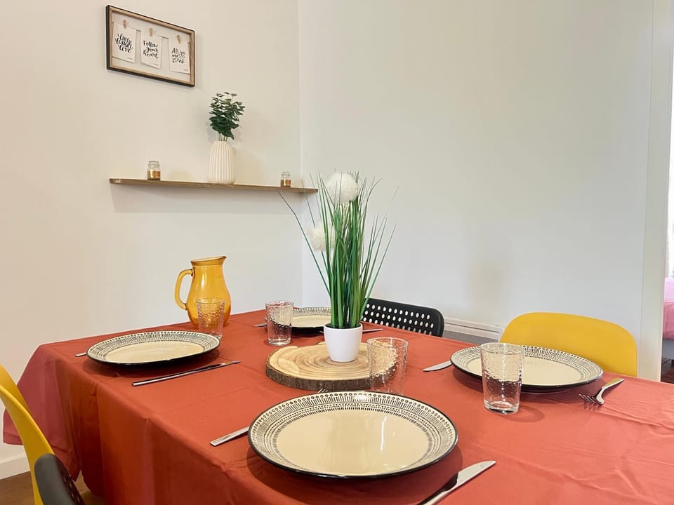 Seating area, Dining area