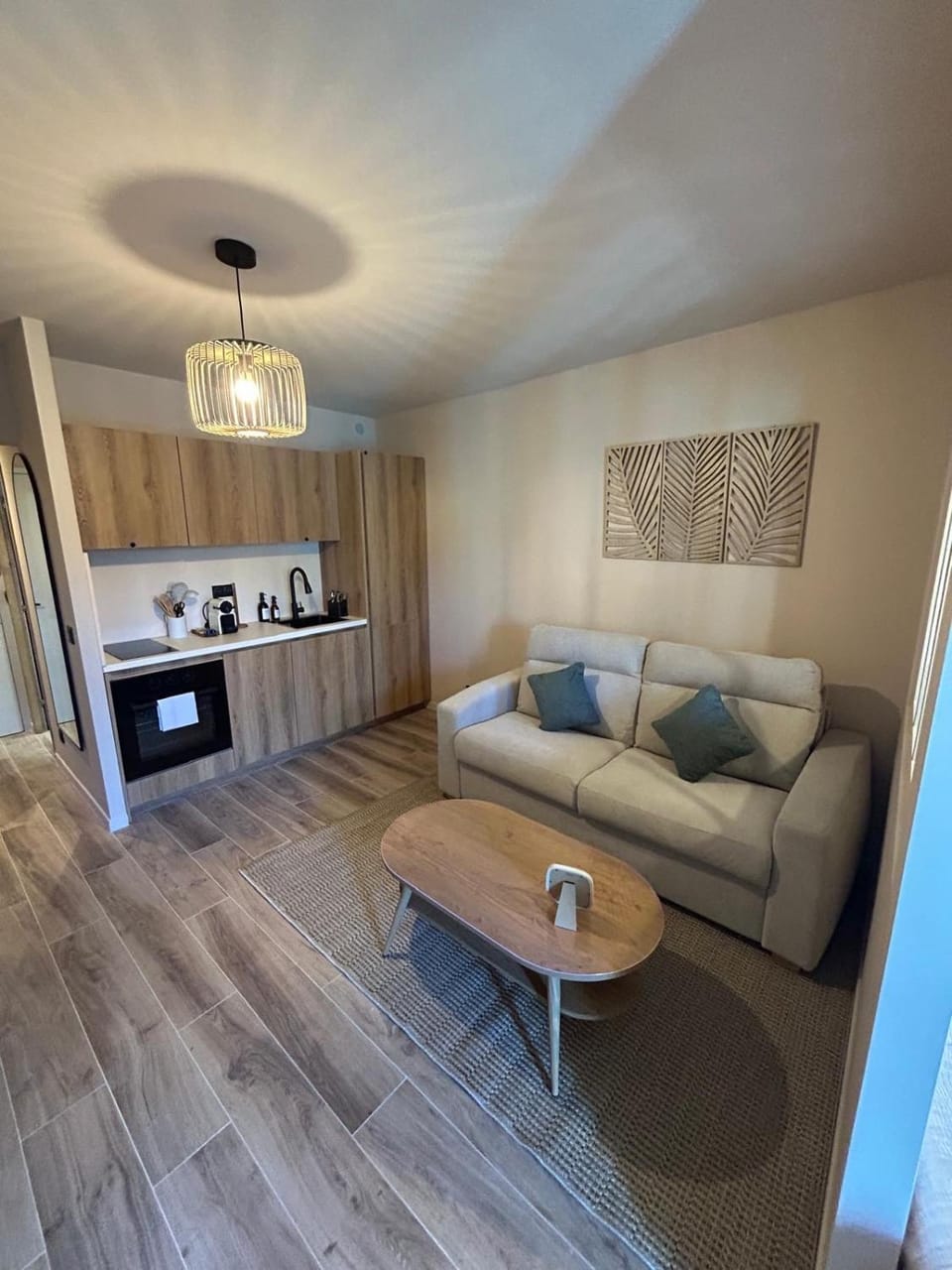 Coffee/tea facilities, Kitchen or kitchenette, Living room, Dining area, stove, toaster