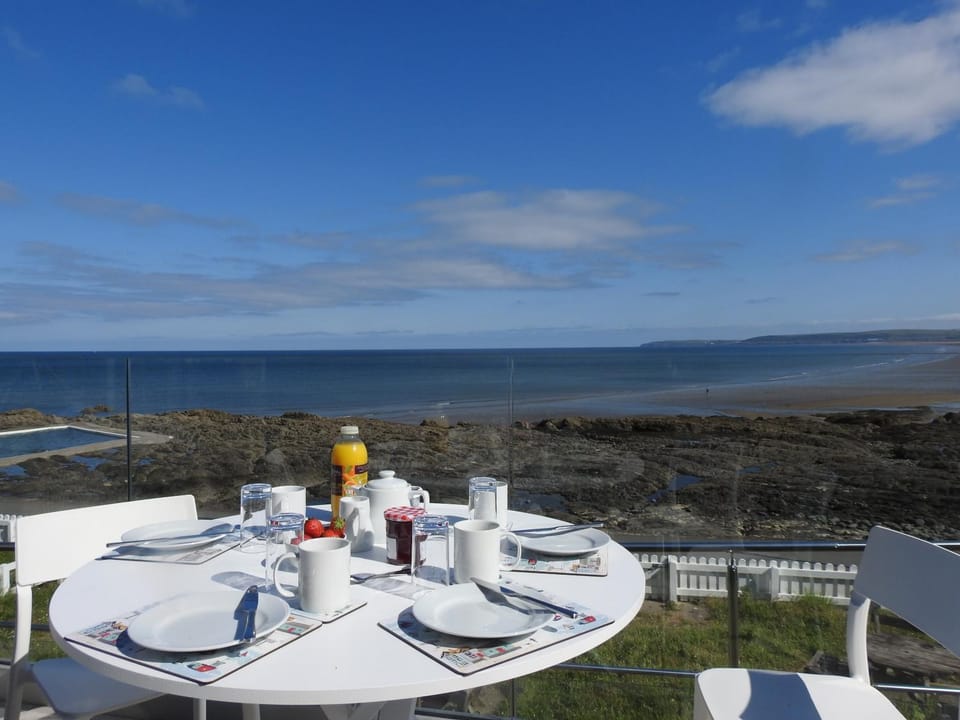 Seafront 2BR Bungalow with Deck & Bay Views, Sleeps 4 - Westward Ho! Apartment in Westward Ho