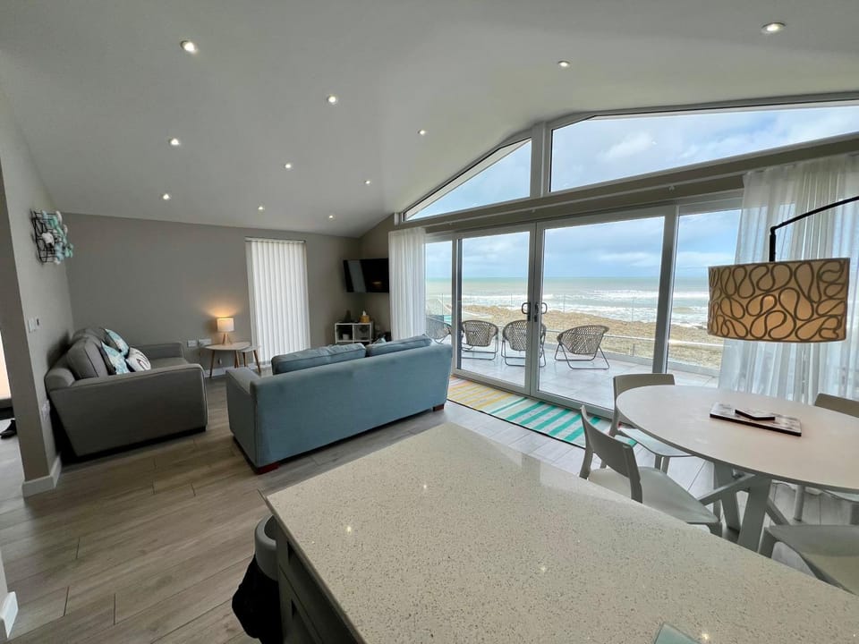 30 Golden Bay Holiday Village - Stylish Two Bed Moments From the Beach Apartment in Westward Ho