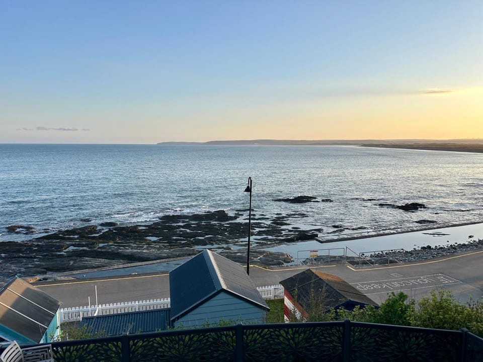 Seafront 2BR Bungalow with Deck & Bay Views, Sleeps 4 - Westward Ho! Apartment in Westward Ho