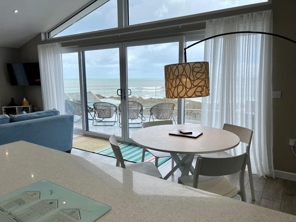 30 Golden Bay Holiday Village - Stylish Two Bed Moments From the Beach Apartment in Westward Ho