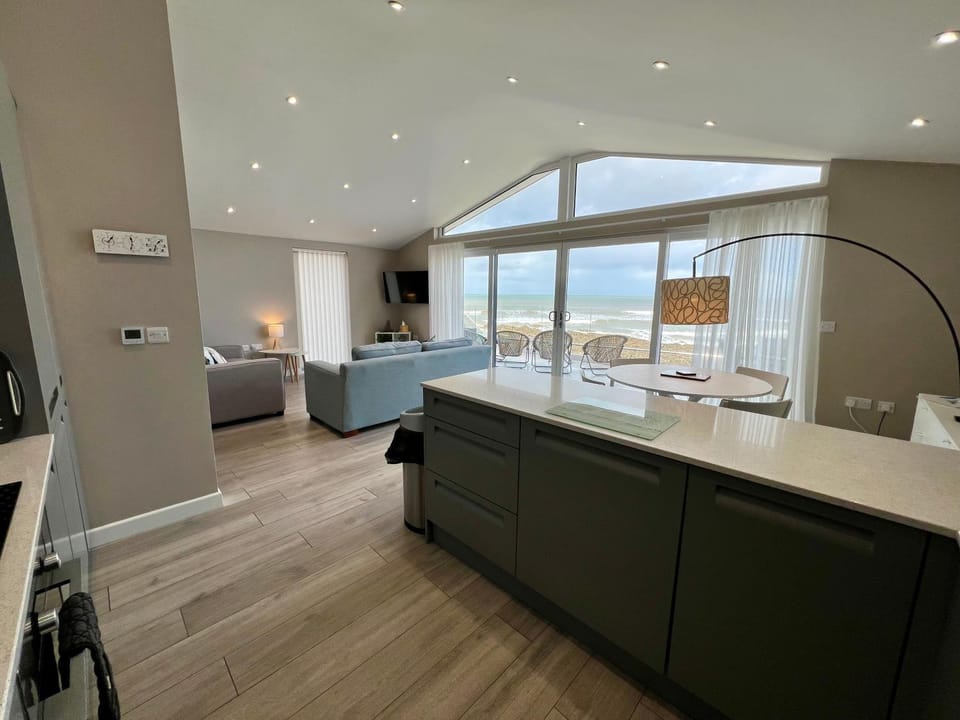 30 Golden Bay Holiday Village - Stylish Two Bed Moments From the Beach Apartment in Westward Ho