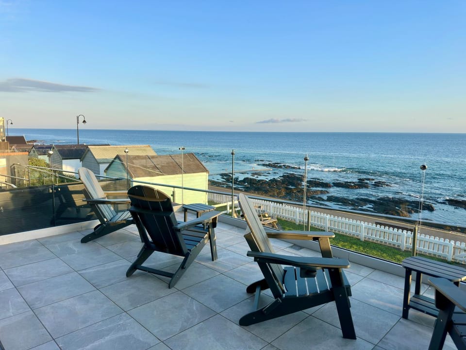 Seafront 2BR Bungalow with Deck & Bay Views, Sleeps 4 - Westward Ho! Apartment in Westward Ho