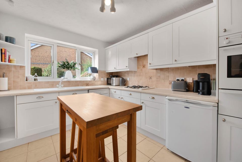 Coffee/tea facilities, Kitchen or kitchenette, dishwasher, oven, stove, toaster