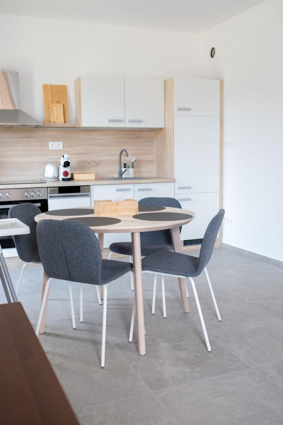 Kitchen or kitchenette, Dining area, minibar, stove