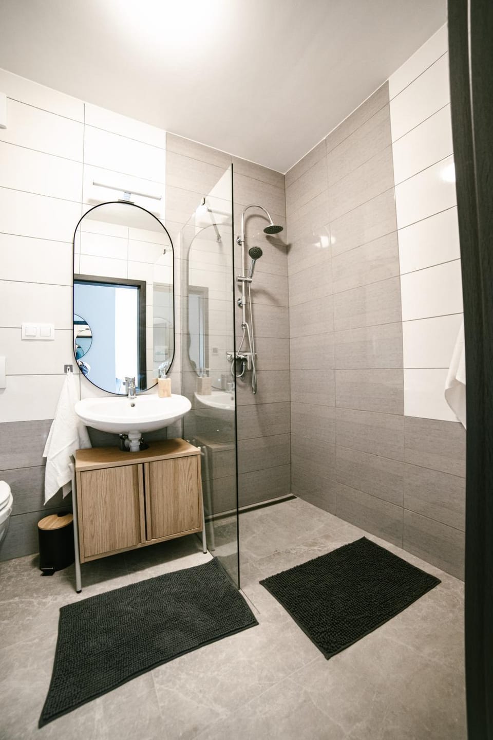 Shower, Toilet, Bathroom, towels