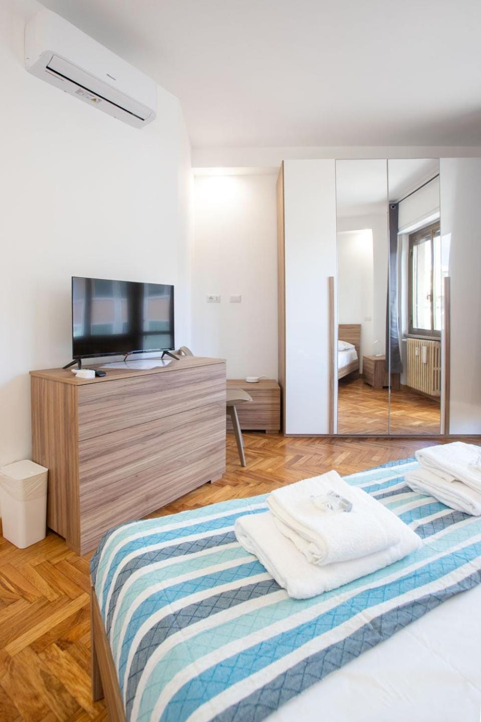 Bed, TV and multimedia, Photo of the whole room, Bedroom, wardrobe, air conditioner