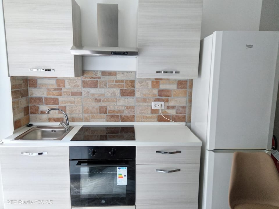Kitchen or kitchenette, Internal: Not applicable to any particular room