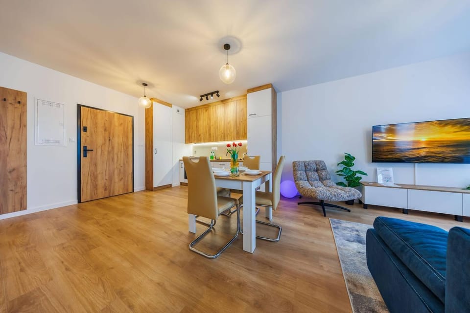 TV and multimedia, Kitchen or kitchenette, Living room, Seating area, Dining area, wardrobe