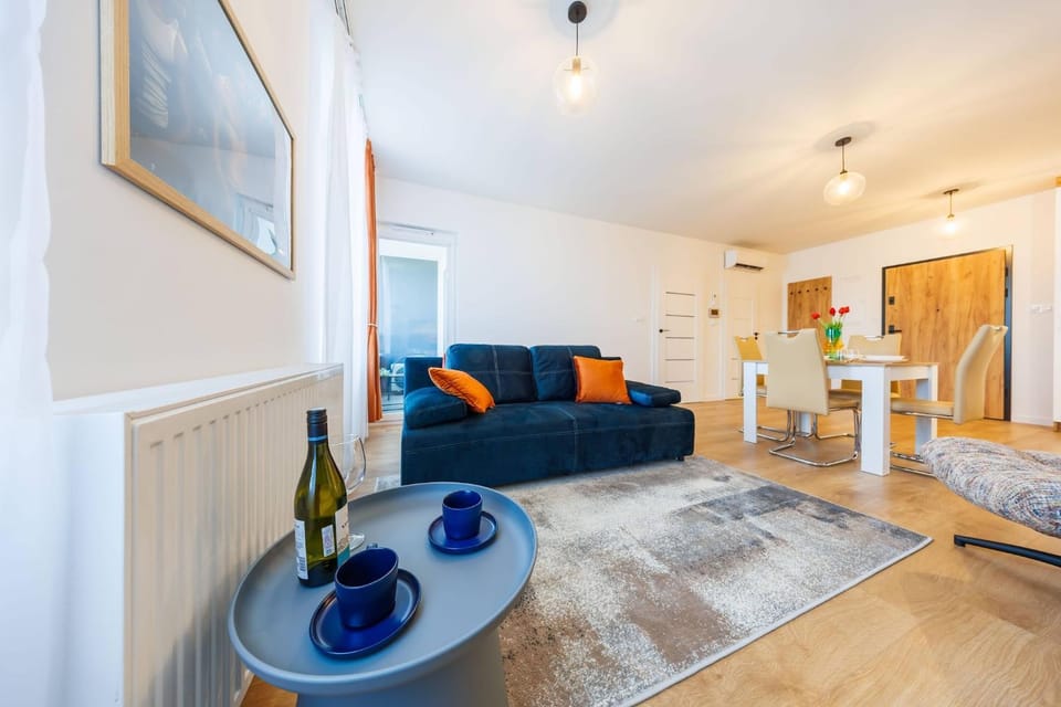 Bed, TV and multimedia, Kitchen or kitchenette, Living room, Photo of the whole room, Seating area, Dining area, Bedroom