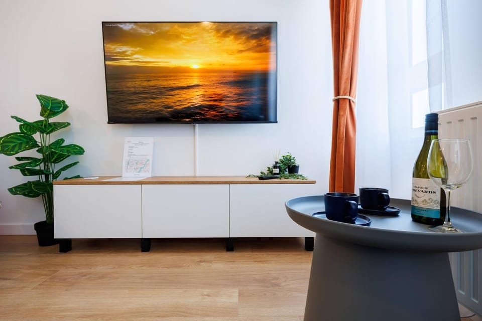 TV and multimedia, Food and drinks, Drinks, Alcoholic drinks