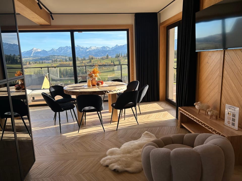 Dining area, Mountain view
