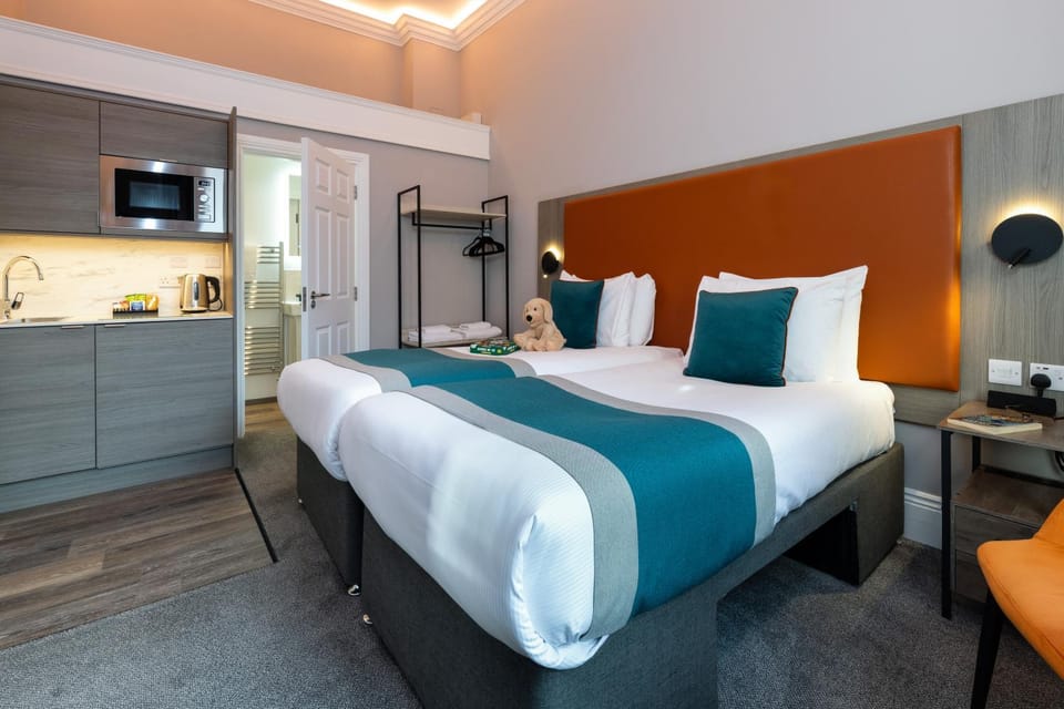 Bed, Kitchen or kitchenette, Bedroom