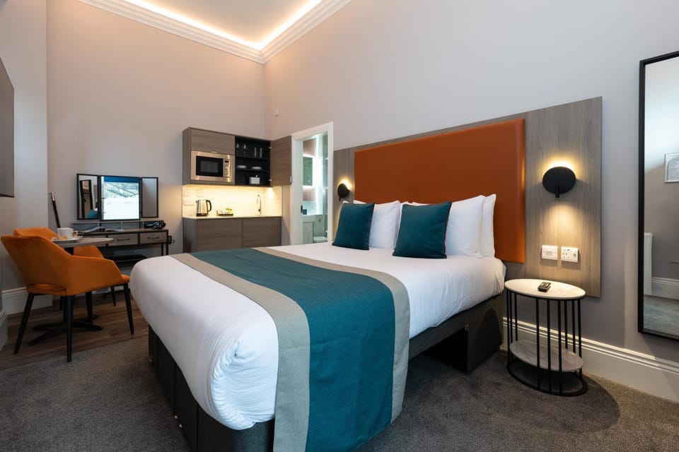 Bed, Kitchen or kitchenette, Bedroom