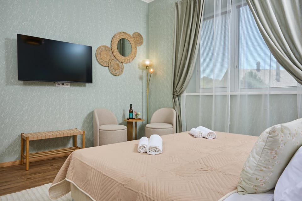 Bed, TV and multimedia, Photo of the whole room, Bedroom, towels