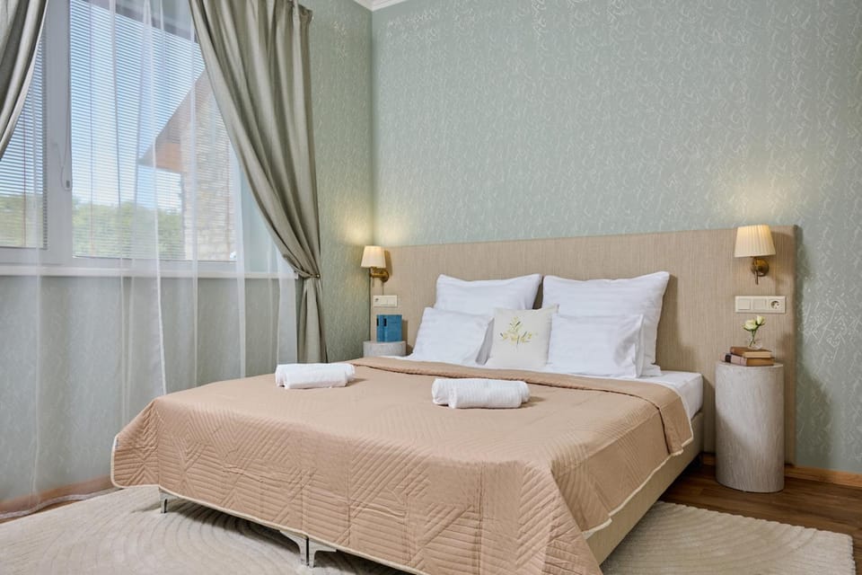 Bed, Photo of the whole room, Bedroom, towels