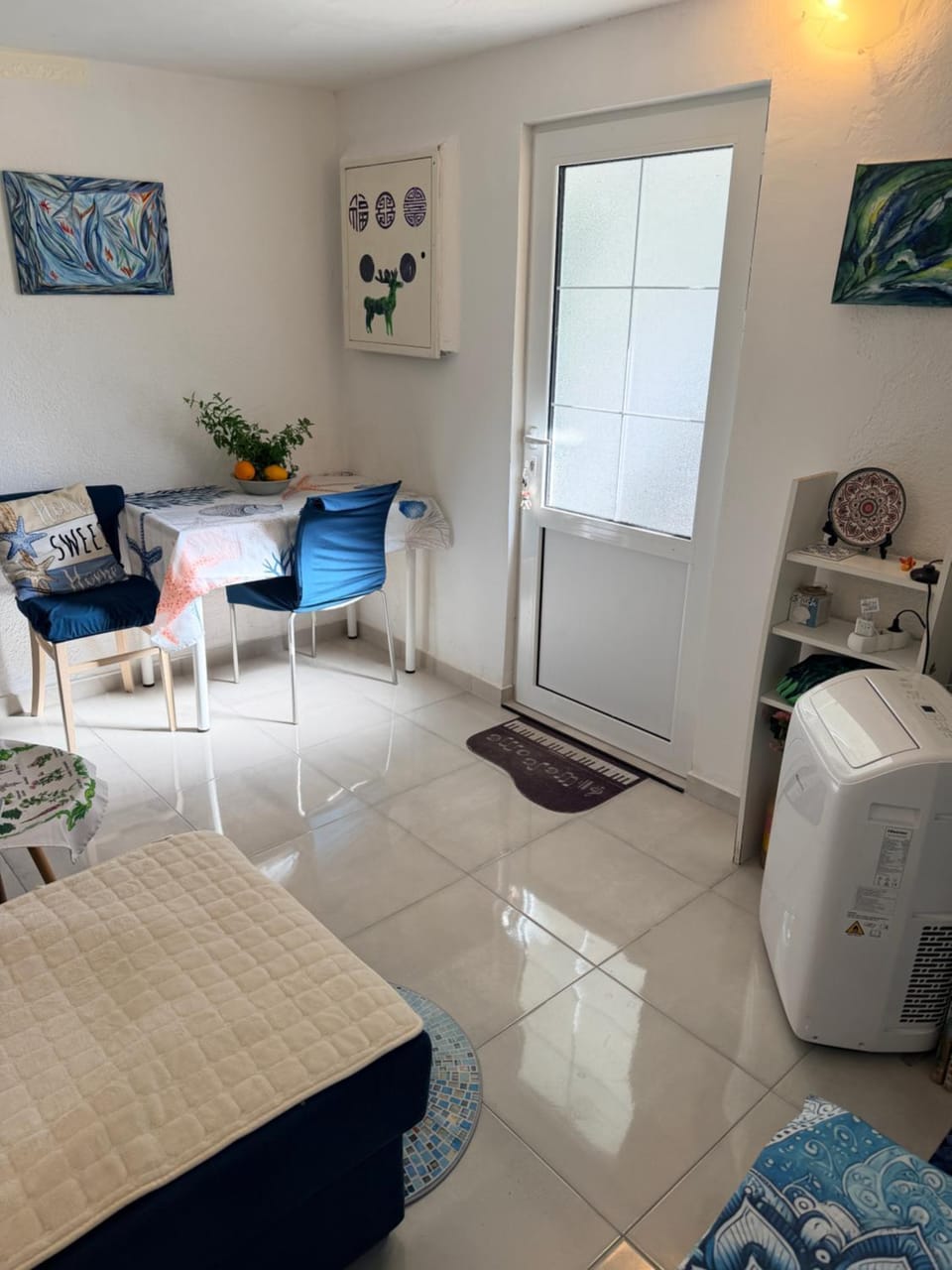 Seating area, Dining area