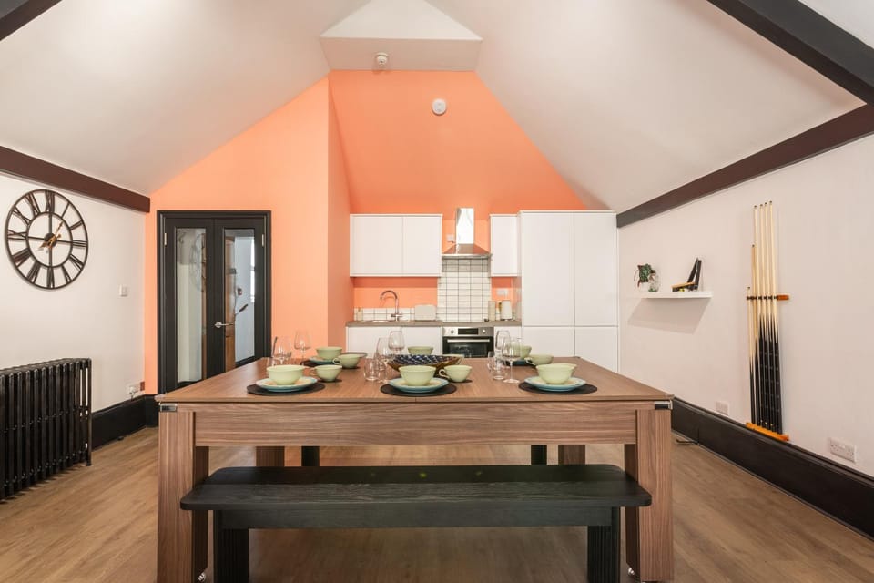 Billiard, Kitchen or kitchenette, Food and drinks, Dining area, Food, pet friendly, stove